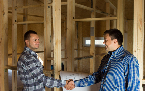 Le client et son entrepreneur en rénovation sont d'accord sur les travaux à effectuer.